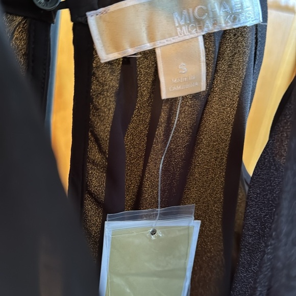 Michael Kors Cold‑Shoulder Blouse with Gold Chain Neckline • Size L • BLACK - Picture 5 of 8